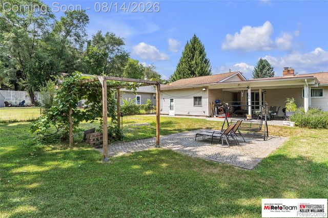 8300 Pacton Drive, Shelby Charter Township, MI 48317