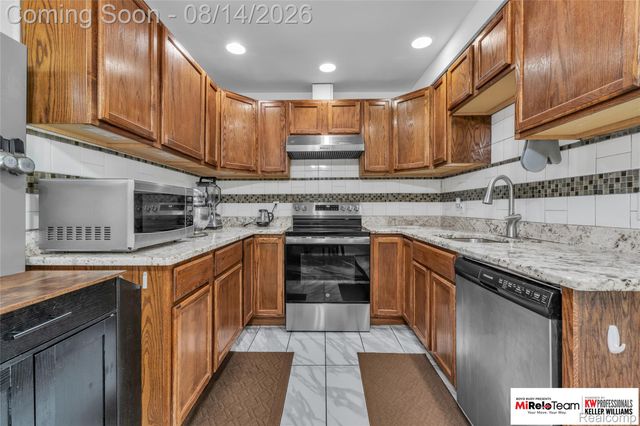 8300 Pacton Drive, Shelby Charter Township, MI 48317