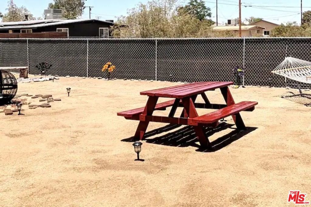 Image 17 of property listing at 5176 Sunfair Road, Joshua Tree, CA 92252