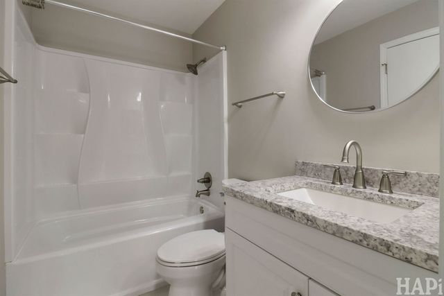 404 Lowell Drive 404, South Elgin, IL 60177