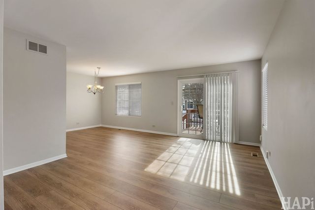 404 Lowell Drive 404, South Elgin, IL 60177