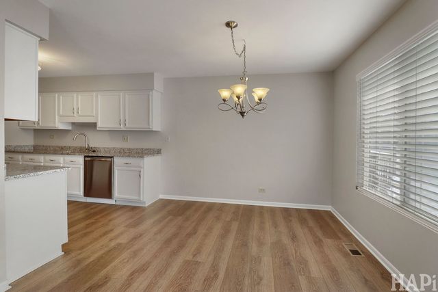 404 Lowell Drive 404, South Elgin, IL 60177