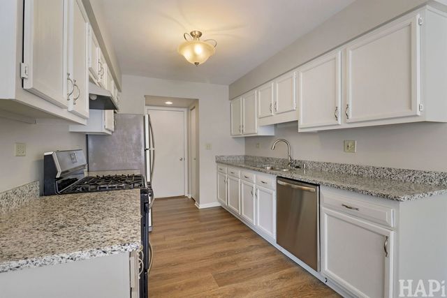 404 Lowell Drive 404, South Elgin, IL 60177