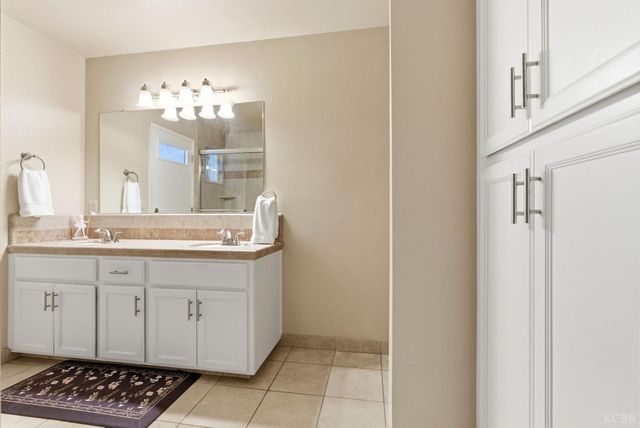 2504 N Kensington Way, Hanford, CA 93230