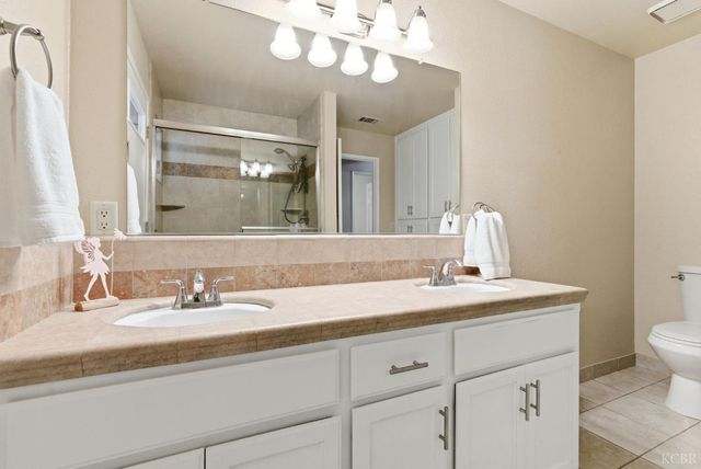 2504 N Kensington Way, Hanford, CA 93230