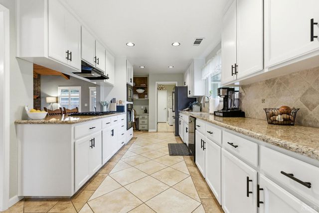 2504 N Kensington Way, Hanford, CA 93230