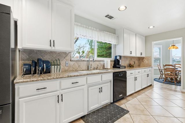 2504 N Kensington Way, Hanford, CA 93230