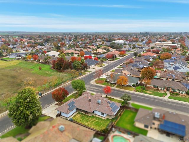 2504 N Kensington Way, Hanford, CA 93230