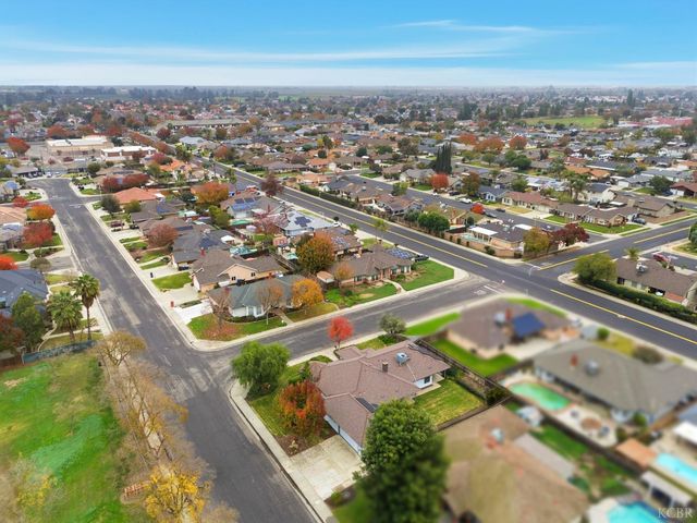 2504 N Kensington Way, Hanford, CA 93230