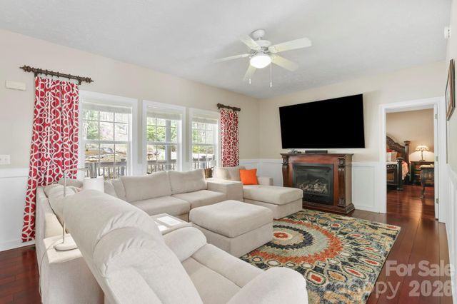 10 Eagle Drive, Hendersonville, NC 28792