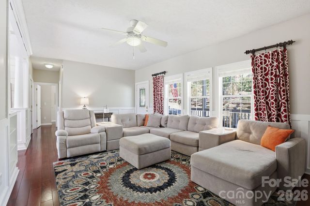 10 Eagle Drive, Hendersonville, NC 28792