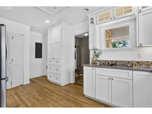 6128 Se CENTER St, Portland, OR 97206