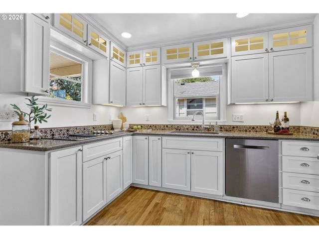 6128 Se CENTER St, Portland, OR 97206