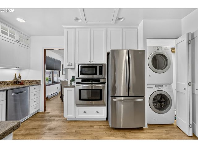 6128 Se CENTER St, Portland, OR 97206