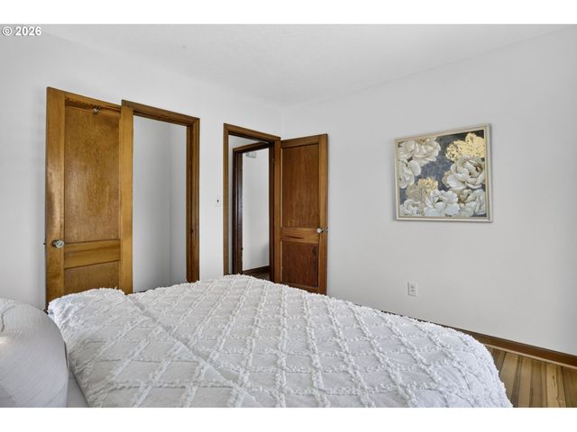 6128 Se CENTER St, Portland, OR 97206