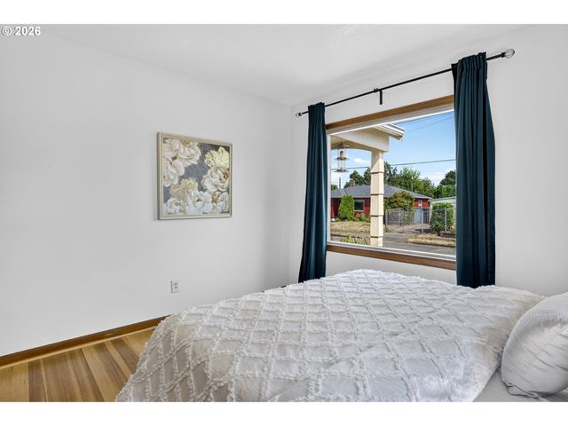 6128 Se CENTER St, Portland, OR 97206