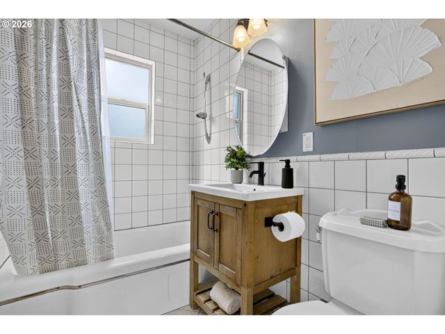 6128 Se CENTER St, Portland, OR 97206