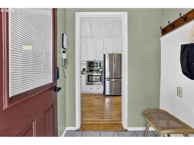 6128 Se CENTER St, Portland, OR 97206