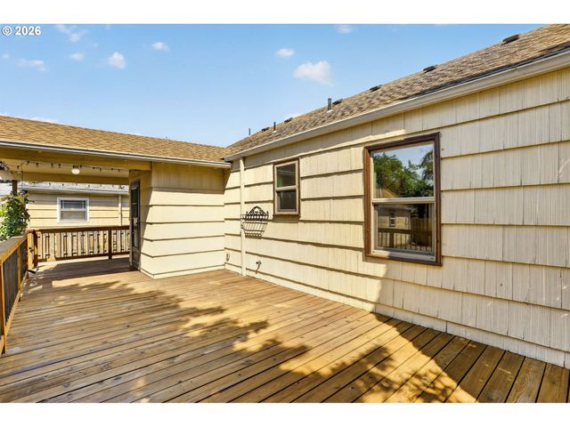 6128 Se CENTER St, Portland, OR 97206