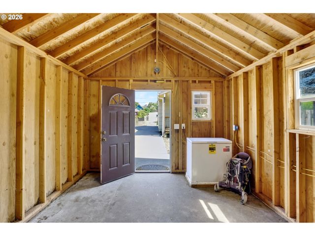 6128 Se CENTER St, Portland, OR 97206