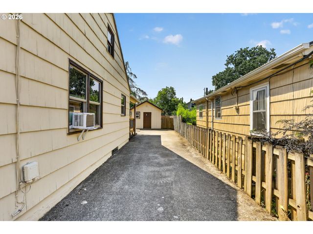 6128 Se CENTER St, Portland, OR 97206