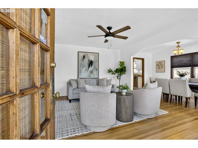 6128 Se CENTER St, Portland, OR 97206
