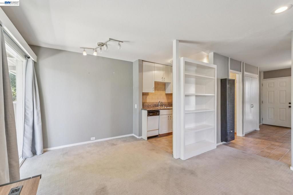 Image 18 of property listing at 2133 Donald Dr 18, Moraga, CA 94556