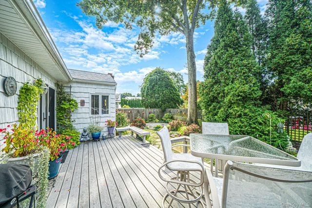 1524 N Monroe Avenue, West Islip, NY 11795