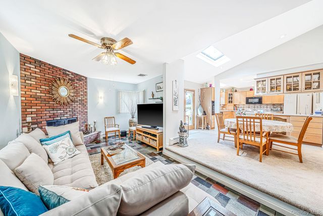 1524 N Monroe Avenue, West Islip, NY 11795