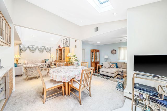 1524 N Monroe Avenue, West Islip, NY 11795