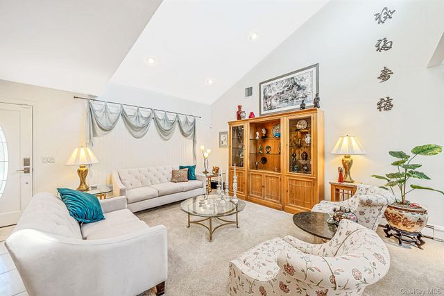 1524 N Monroe Avenue, West Islip, NY 11795