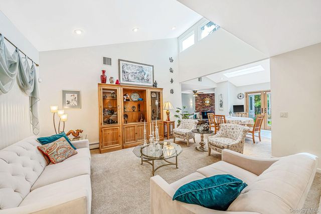 1524 N Monroe Avenue, West Islip, NY 11795