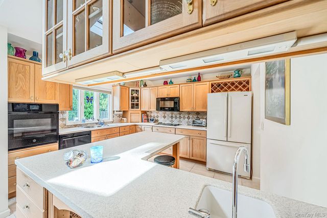 1524 N Monroe Avenue, West Islip, NY 11795