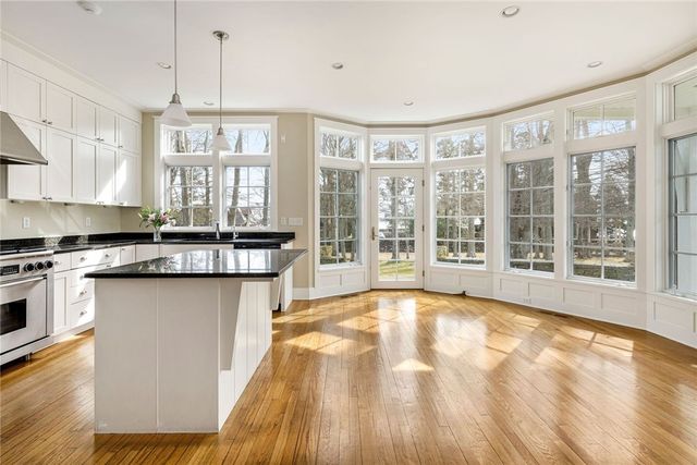 9 Ocean Lawn Lane, Newport, RI 02840