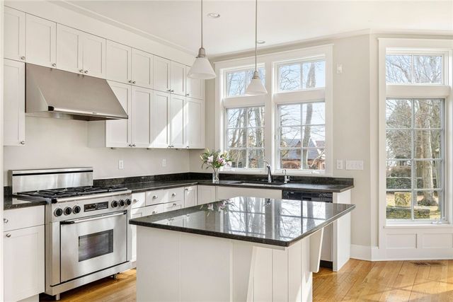 9 Ocean Lawn Lane, Newport, RI 02840