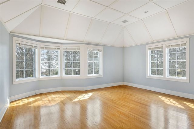 9 Ocean Lawn Lane, Newport, RI 02840