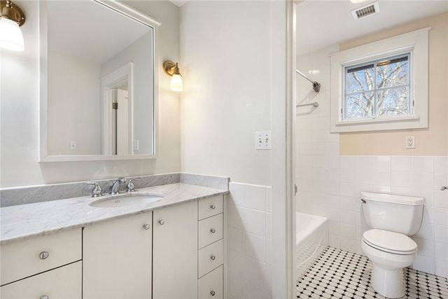9 Ocean Lawn Lane, Newport, RI 02840