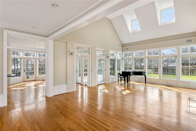 9 Ocean Lawn Lane, Newport, RI 02840