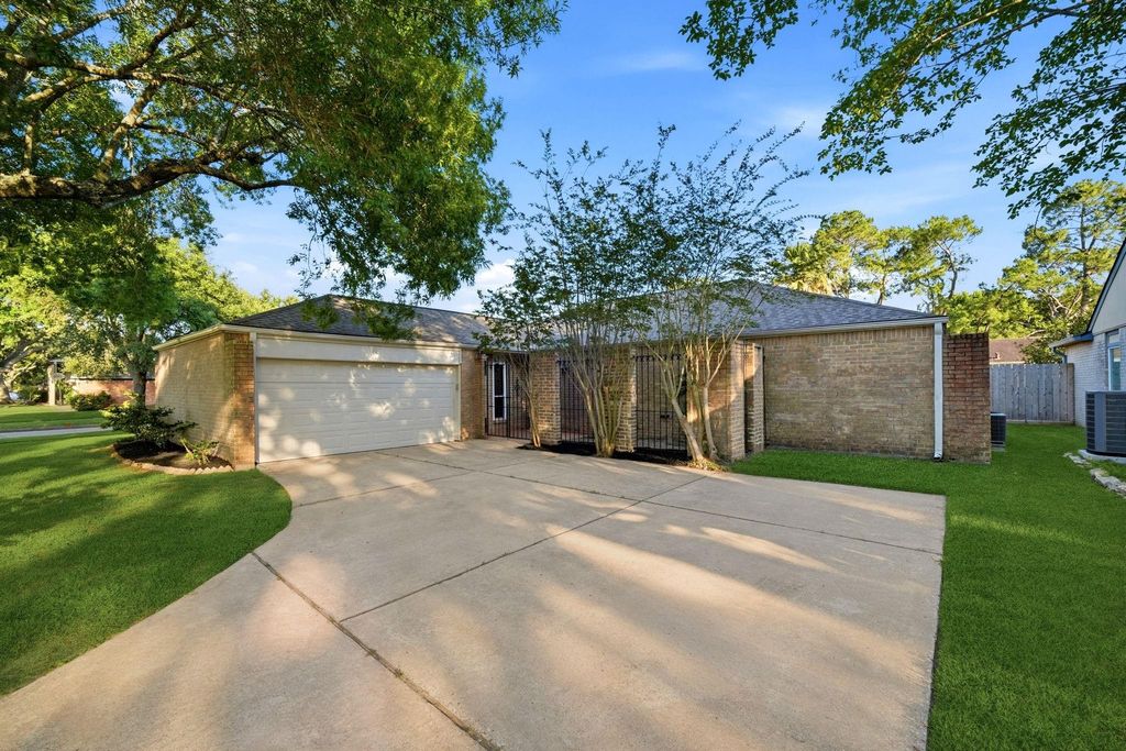 15826 Dunmoor Drive, Houston, TX 77059