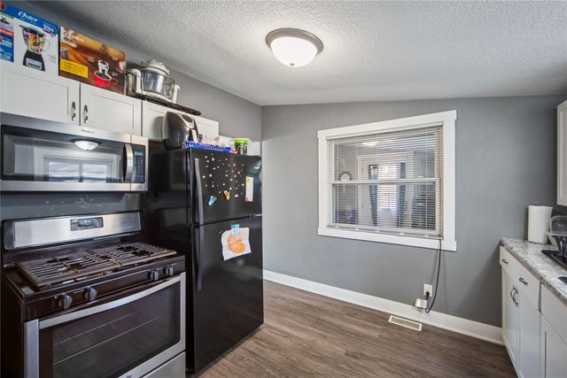 3221 E 12th Street, Des Moines, IA 50316