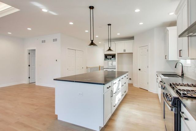 805 W Poplar Street, Palatine, IL 60067