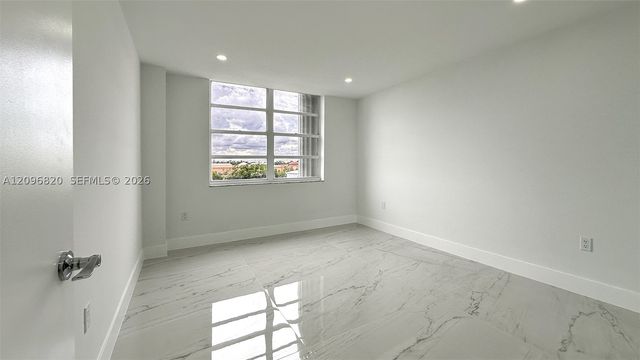 2750 NE 183rd St 505, Aventura, FL 33160