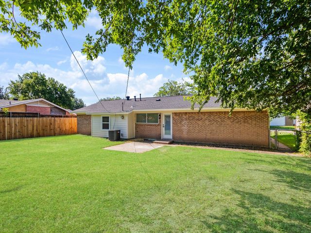 1213 Fairmont Street, Irving, TX 75062