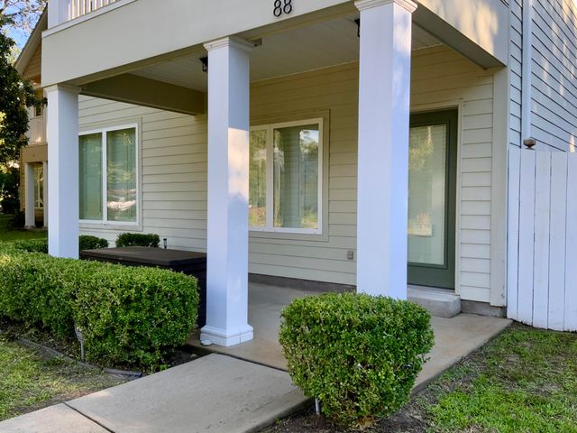 88 NE Yacht Club Drive, Fort Walton Beach, FL 32548