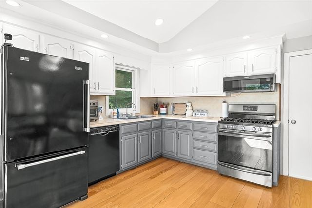 8 Haskell Rd, Pepperell, MA 01463