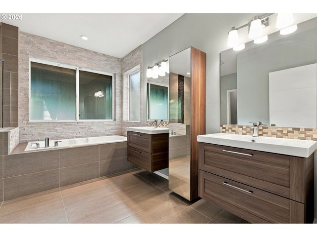 202 Nw QUAIL GARDENS Pl, Hillsboro, OR 97124