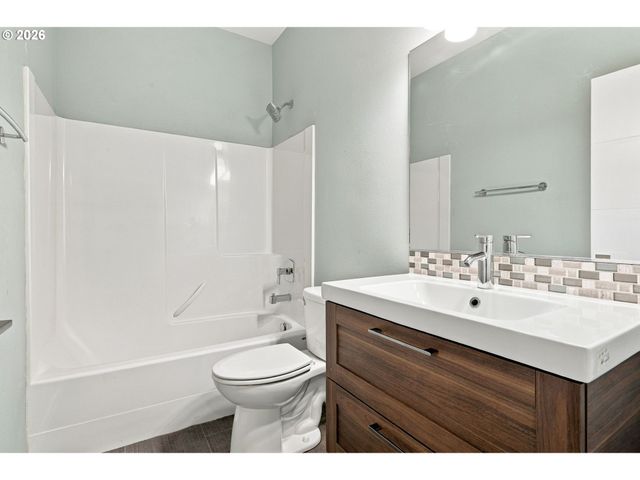 202 Nw QUAIL GARDENS Pl, Hillsboro, OR 97124