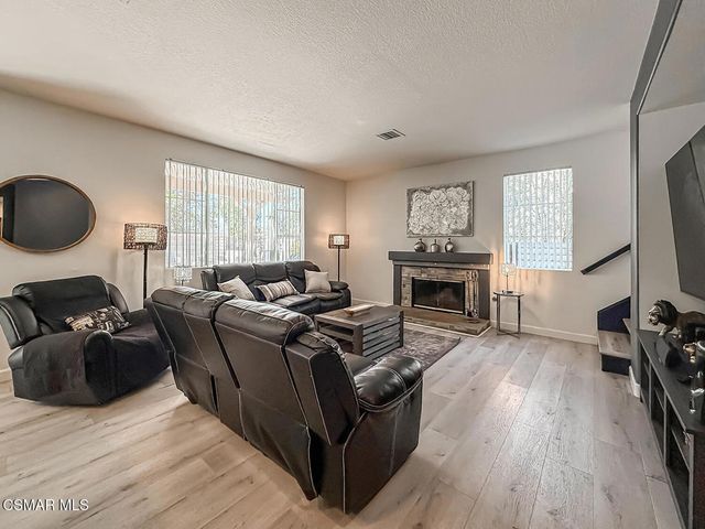 215 Southcrest Place, Simi Valley, CA 93065
