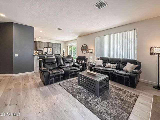 215 Southcrest Place, Simi Valley, CA 93065