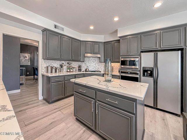 215 Southcrest Place, Simi Valley, CA 93065
